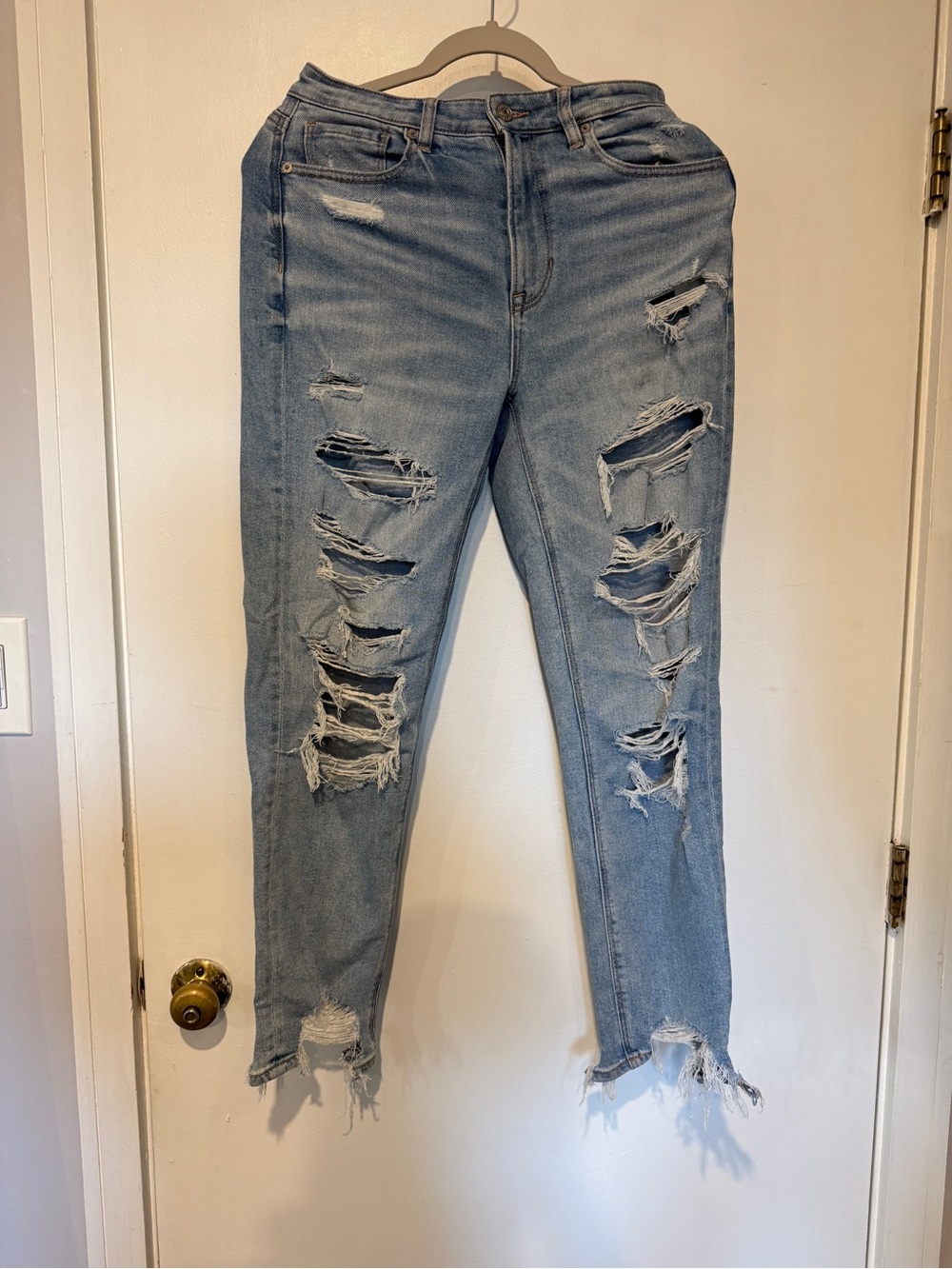American Eagle Outfitters Light Wash Ripped Boyfriend Jeans